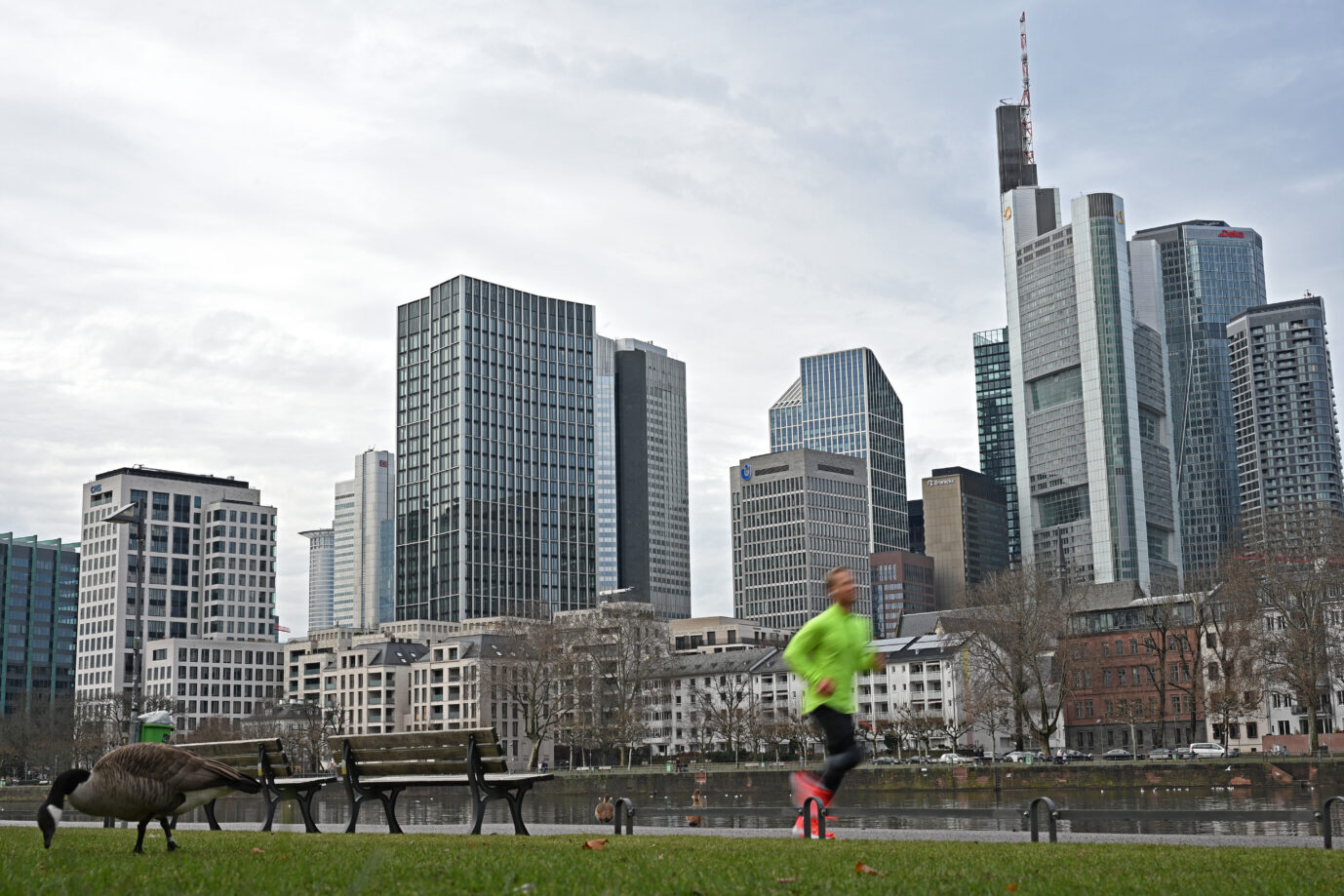 Die Frankfurter „Skyline“ mit zahlreichen Bürogebäuden: Bei der Umnutzung als Wohnungen müssen zahlreiche Auflagen berücksichtigt werden. (Themenbild)