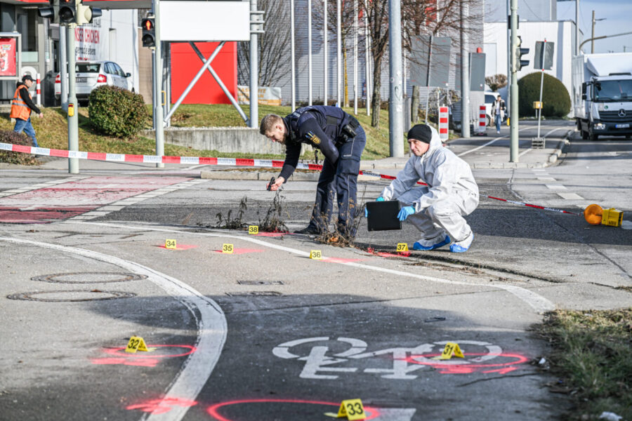Hier stach der Migrant aus Eritrea zu. Mitarbeiter der Spurensicherung der Polizei arbeiten an einem Tatort. Foto: picture alliance/dpa | Jason Tschepljakow
