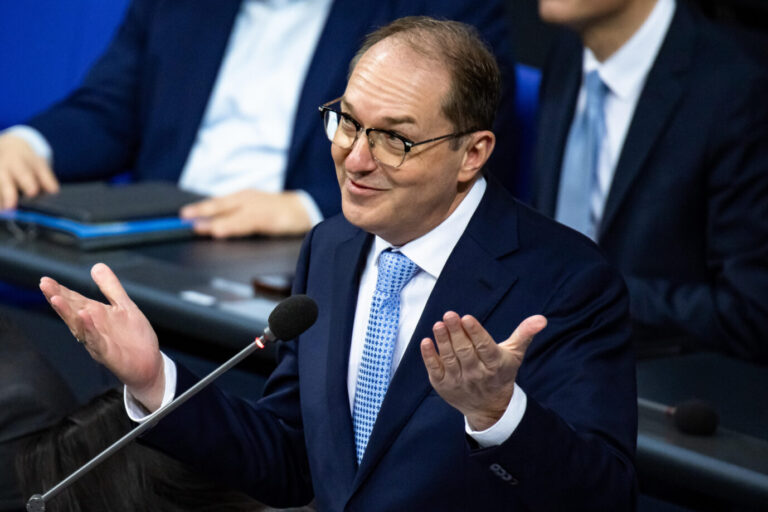 Alexander Dobrindt steht am Rednerpult des Deutschen Bundestages und gestikuliert mit beiden Händen – die Aufnahme steht im Zusammenhang mit der Antwort des Bundesinnenministeriums, wonach es keine Statistik zu abgetauchten Asylbewerbern gibt. Alexander Dobrindt (CSU) im Bundestag: Das Bundesinnenministerium verfügt über keine bundesweiten Zahlen zu abgetauchten Asylbewerbern. Foto: picture alliance / NurPhoto | Emmanuele Contini