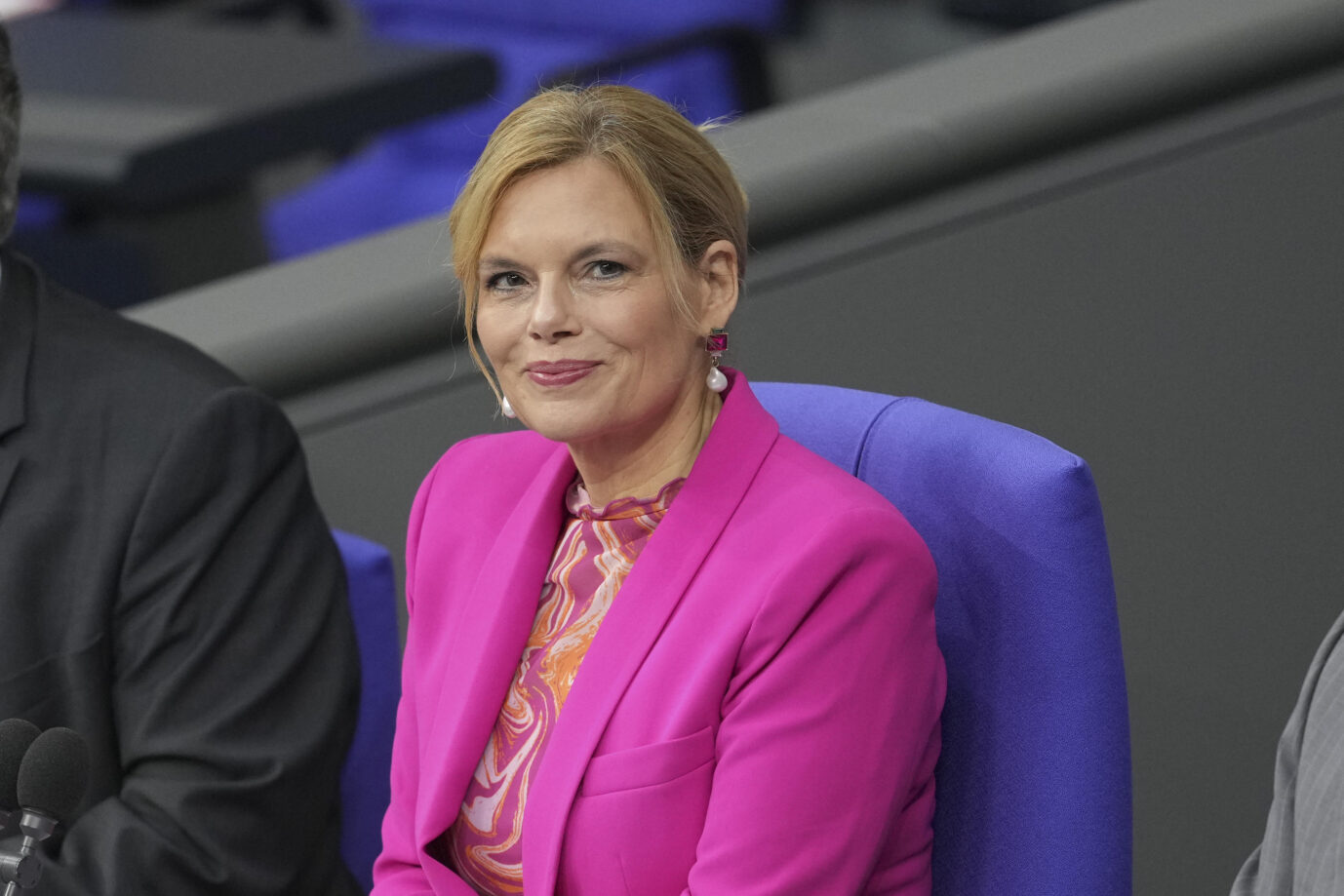 Bundestagspräsidentin Julia Klöckner (CDU): „Wer eine Gefahr für das Parlament darstellt, kann nicht faktisch vom Parlament bezahlt werden.“ (Themenbild)