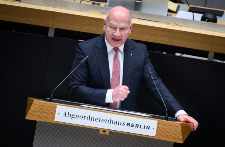 Bleibt in den Umfragen vorne: Kai Wegner (CDU), Regierender Bürgermeister von Berlin. Foto: picture alliance/dpa | Bernd von Jutrczenka