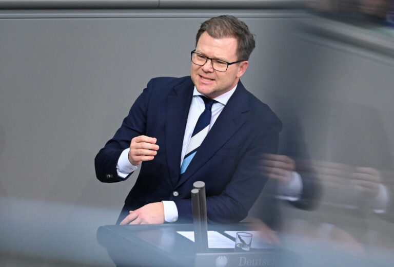 Kann rund 800.000 E-Autos fördern: Carsten Schneider (SPD), Bundesminister für Umwelt, Klimaschutz. Foto: picture alliance/dpa | Elisa Schu