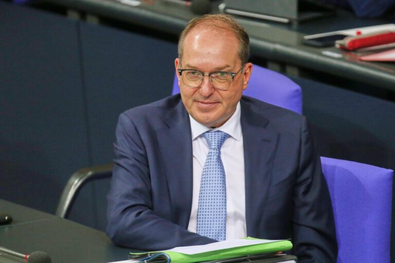 Mann mittleren Alters im dunklen Anzug mit Krawatte und Brille, sitzend an einem Pult in einem Parlamentsplenum – Aufnahme aus dem Deutschen Bundestag, Politik, Parlament, Abgeordneter während einer Sitzung. Bundesinnenminister Alexander Dobrindt (CSU): Keine Auskunft über Personenzahl der Vulkangruppen. Foto: picture alliance / dts-Agentur | -