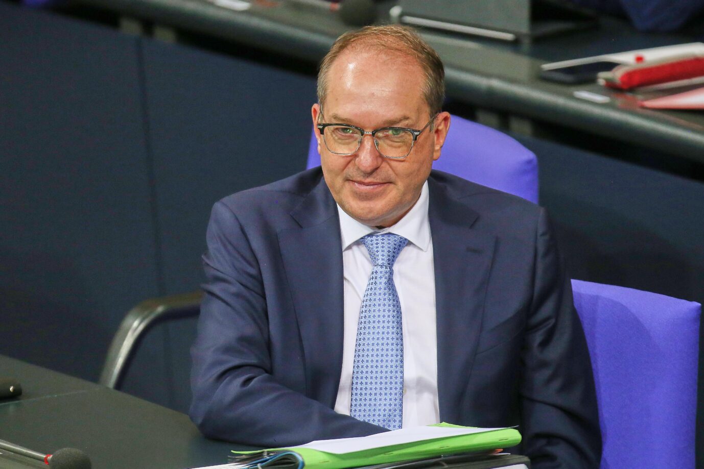 Mann mittleren Alters im dunklen Anzug mit Krawatte und Brille, sitzend an einem Pult in einem Parlamentsplenum – Aufnahme aus dem Deutschen Bundestag, Politik, Parlament, Abgeordneter während einer Sitzung. Bundesinnenminister Alexander Dobrindt (CSU): Keine Auskunft über Personenzahl der Vulkangruppen. Foto: picture alliance / dts-Agentur | -