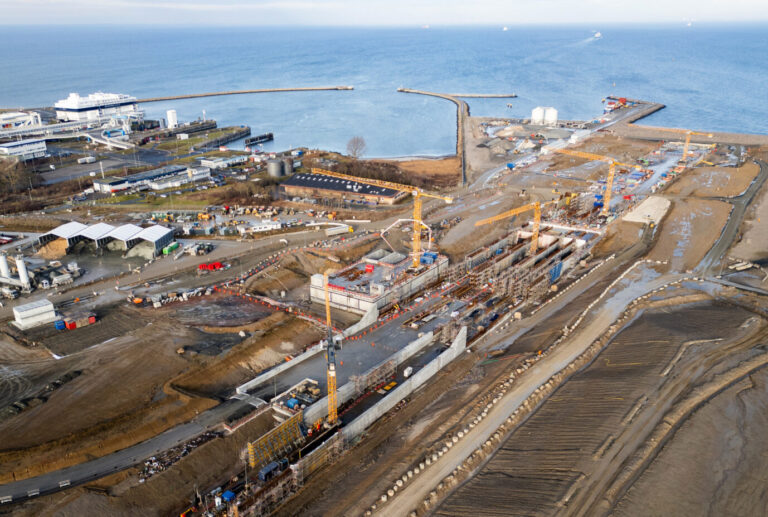 Teures Verkehrsprojekt: Die deutsche Baustelle des Fehmarnbelt-Tunnels verschlingt Milliarden Euro. Stau.