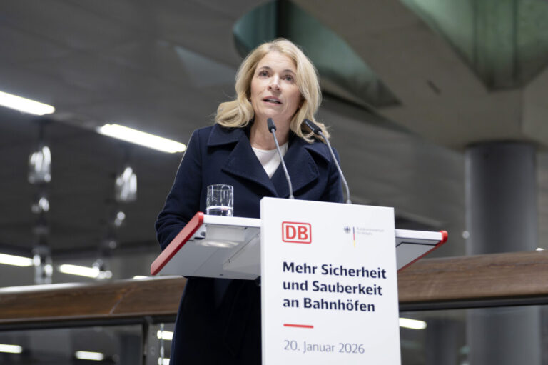 Deutsche Bahn: Bahnchefin Evelyn Palla verkündet ehrgeizige Ziele für die Verbesserung des Staatsunternehmens.