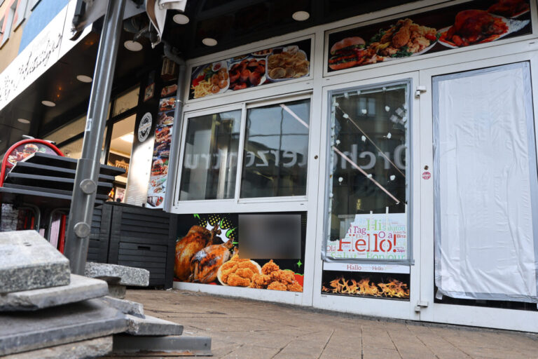 Ein Imbißladen in Dortmund nach einer Kurdendemo: Laut Polizei wurden zwei Strafverfahren wegen des Verdachts des Landfriedensbruchs eingeleitet. Foto: picture alliance/dpa Ein Imbißladen in Dortmund nach einer Kurdendemo: Laut Polizei wurden zwei Strafverfahren wegen des Verdachts des Landfriedensbruchs eingeleitet. (Themenbild)