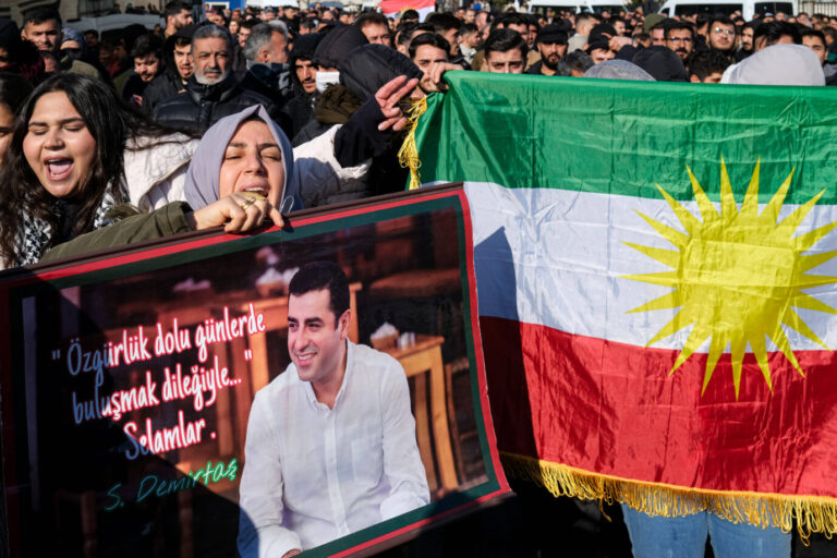 Ein Protest örtlicher Kurden an der türkisch-syrischen Grenze gegen die Anti-SDF-Offensive: Ankara lehnt die kurdische Selbstverwaltung strikt ab. (Themenbild)