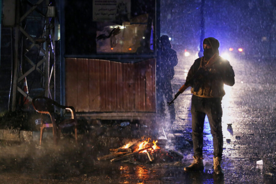 Bewaffnete kurdische Freiwillige bewachen einen Kontrollpunkt während einer nächtlichen Patrouille in Qamischli im Nordosten Syriens, am späten Donnerstag, dem 22. Januar 2026. (AP Photo/Baderkhan Ahmad). Kurden auf dem Rückzug.