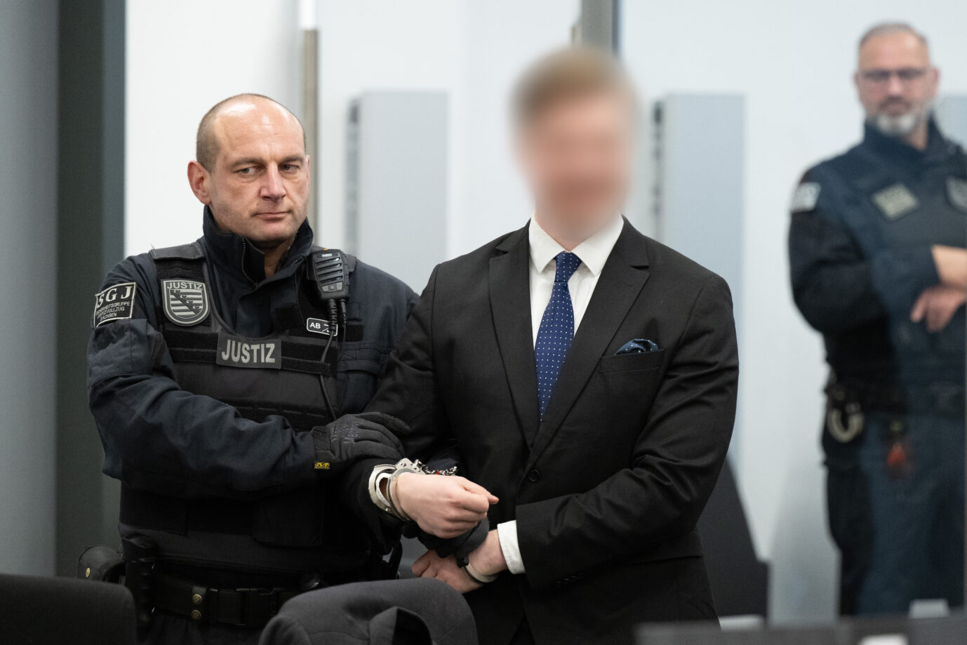 Ein Angeklagter der „Sächsische Separatisten“ wird in den Gerichtssaal geführt. Foto: picture alliance/dpa/dpa Pool | Sebastian Kahnert