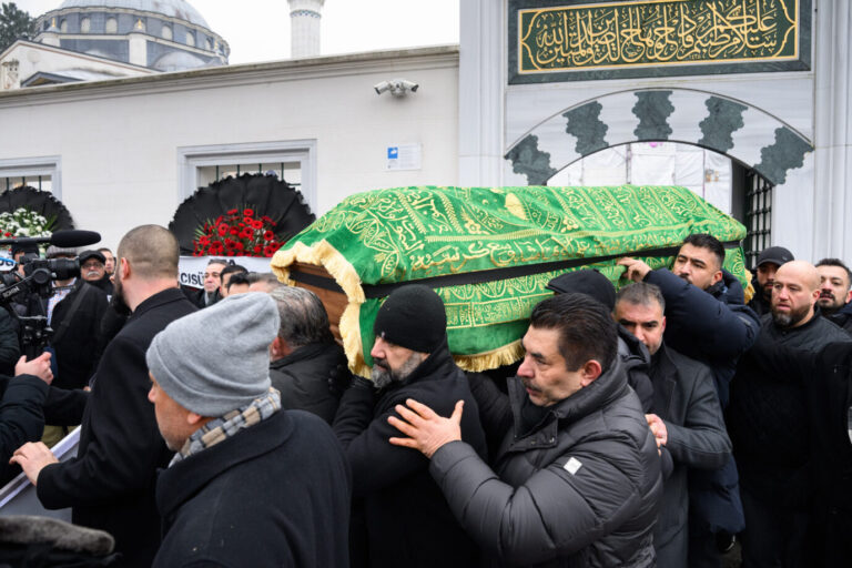 Ein Sarg wird nach dem Trauergebet vor der Beerdigung eines 62Jjährigen aus der Neuköllner Sehitlik-Moschee getragen. Die Beerdigung im Clan-Milieu wird von der Berliner Polizei mit einem größeren Aufgebot begleitet. Foto: picture alliance/dpa | Bernd von Jutrczenka