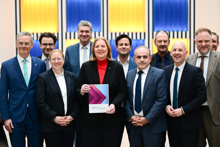 Bundesarbeitsministerin Bärbel Bas (SPD) (m.) präsentiert den Bericht zur Sozialstaatsreform.