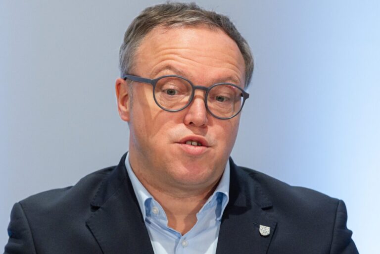Kein Doktor, kein Rücktritt: Thüringens Ministerpräsident Mario Voigt (CDU) bei seiner Pressekonferenz am Mittwoch.