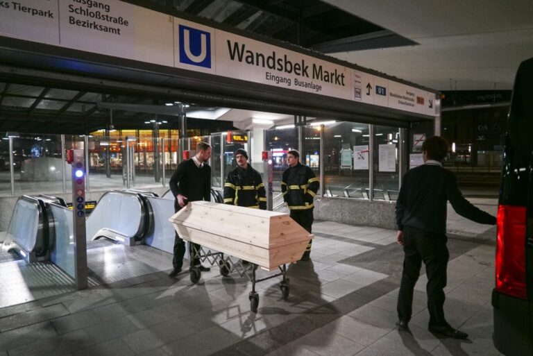 Polizei und Feuerwehr im Einsatz.Zwei Personen von der Hamburger U-Bahn in der Nacht ueberollt und getoetet, am Freitag morgen wurden die beiden beim Zugunfall verstorbenen Personen von einem Bestatter am Bahnhof Wandsbek Markt abgeholt und in die Rechtsmedizin gebracht,Hamburg 30.01.2026