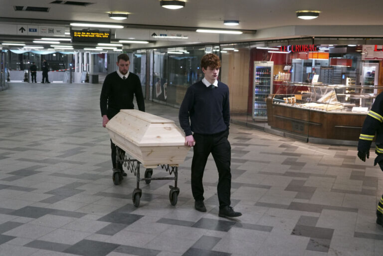 Polizei und Feuerwehr im Einsatz.Zwei Personen von der Hamburger U-Bahn in der Nacht ueberollt und getoetet, am Freitag morgen wurden die beiden beim Zugunfall verstorbenen Personen von einem Bestatter am Bahnhof Wandsbek Markt abgeholt und in die Rechtsmedizin gebracht,Hamburg 30.01.2026