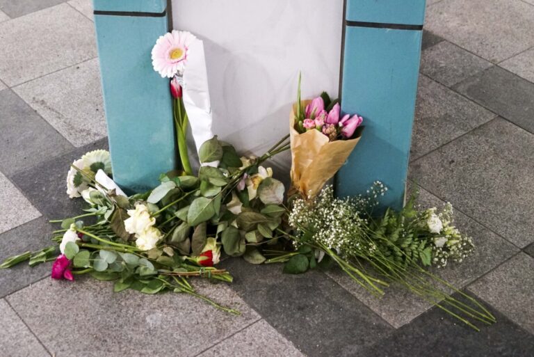 Nach der schrecklichen Tat am U-Bahnhof Wandsbek Markt haben Menschen Blumen als Zeichen der Trauer auf dem Bahnsteig in unmitelbarer Nähe zum Tatort abgelegt Hamburg 30.01.2026 am Freitag morgen starben 2 Personen im Gleisbeet der Hamburger U-Bahn