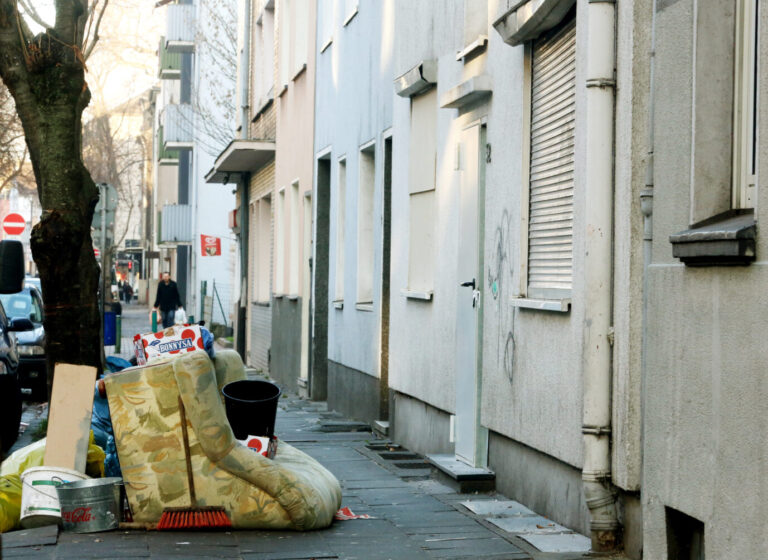 In Duisburg-Marxloh wohnen besonders viele Roma und sorgen mit vermüllten Straßen für Ärger. Einige dieser EU-Ausländer müssen Deutschland nun verlassen.