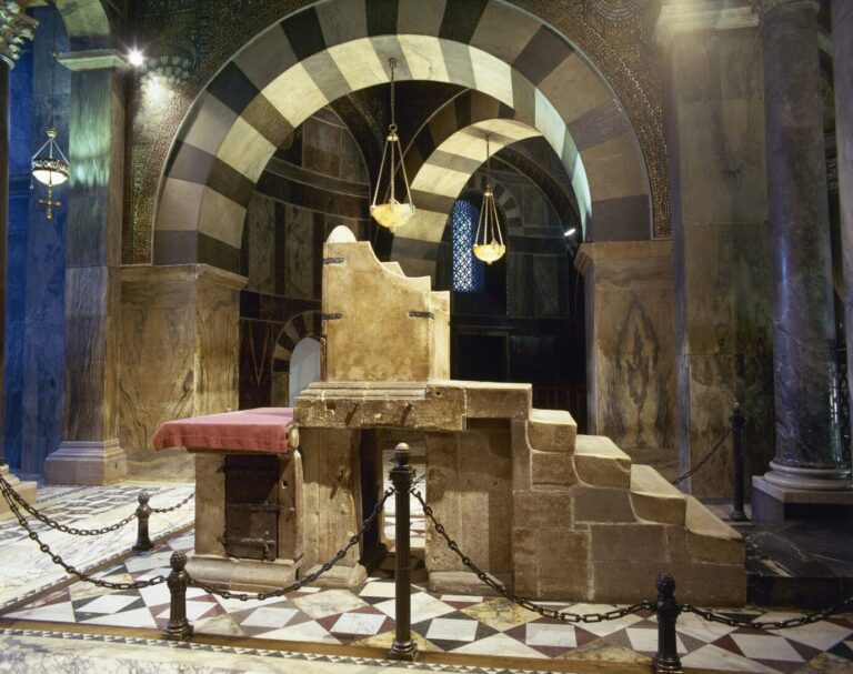 Schummrig und stimmungsvoll beleuchtet steht er da: Der Thron Karl des Großen im Aachener Dom – Sinnbild für das Abendland. Das will der Historiker David Engels retten