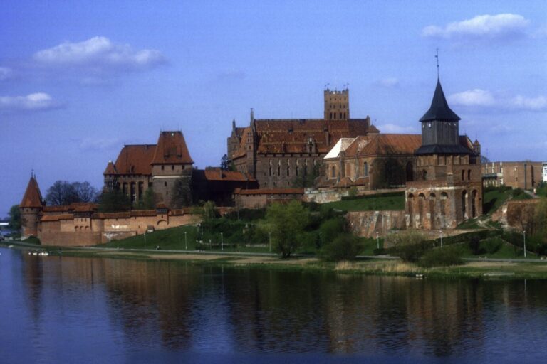 Die Marienburg erhebt sich eindrucksvoll über die Nogat.