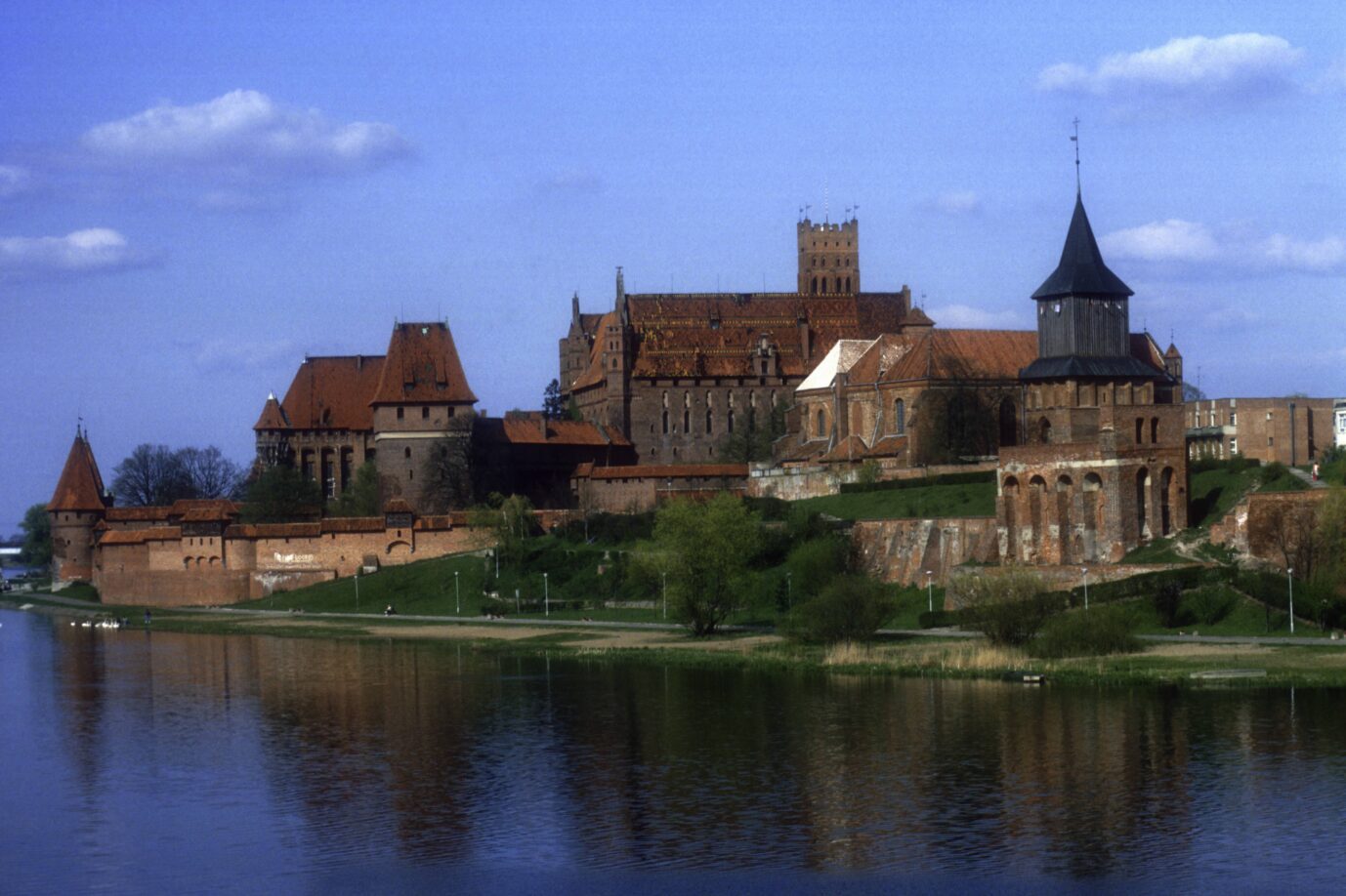 Die Marienburg erhebt sich eindrucksvoll über die Nogat.