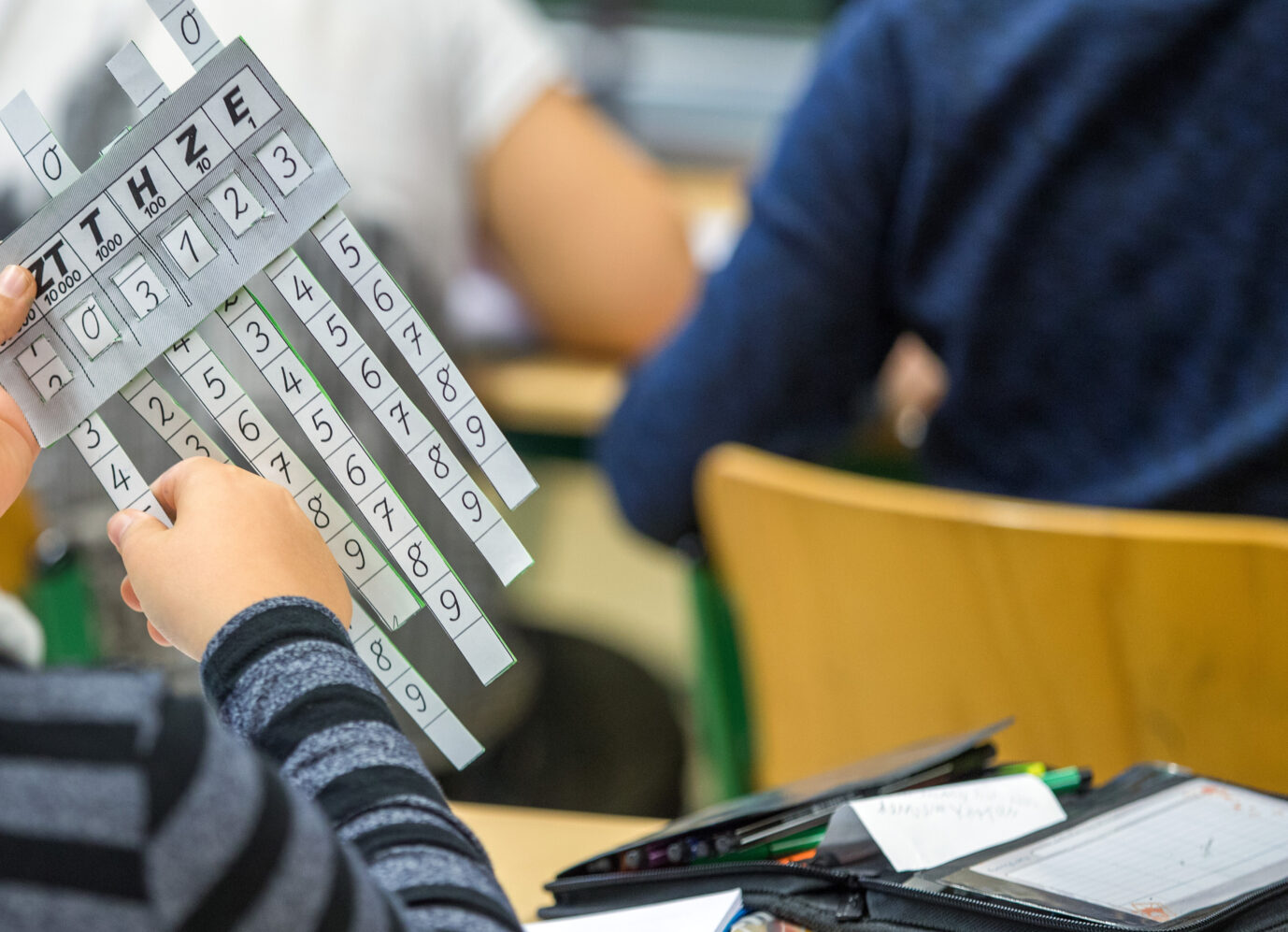 Schüler einer 4. Klasse im Mathematikunterricht: Niedersachsens streicht schriftliches Dividieren aus dem Lehrplan. Foto: picture alliance / Jens Büttner/dpa-Zentralbild/dpa | Jens Büttner