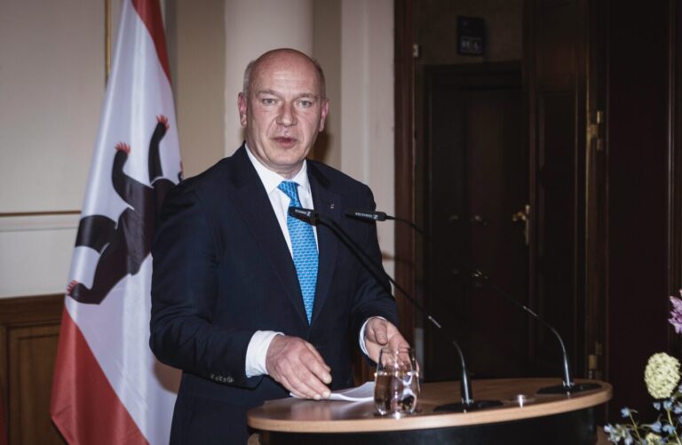 Kai Wegner, Regierender Bürgermeister von Berlin, steht am Rednerpult im Berliner Roten Rathaus und hält eine Rede. Die Aufnahme entstand am 28. Januar 2026 bei einem Abendessen zu Ehren des Berliner Ehrenbürgers und Bundespräsidenten Frank-Walter Steinmeier. Wegner wies kurz darauf die Verkehrssenatorin an, eine Allgemeinverfügung zum Einsatz von Streusalz auf Gehwegen zu erlassen. Kai Wegner im Roten Rathaus: Der Regierende Bürgermeister ordnete per Weisung den Einsatz von Streusalz auf Berlins Gehwegen an. Foto: picture alliance / PIC ONE | Günther Dorn