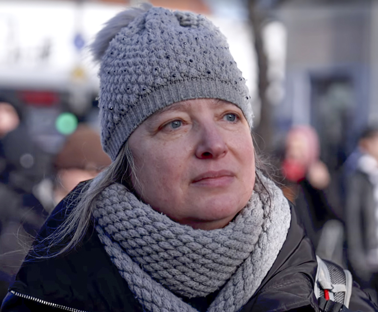 Sächsische Landesbeamte Anne Lewerenz als Versammlungsleiterin der Demo in Leipzig-Connewitz am 17. Januar in der ZDF-Sendung Frontal. Beamtin Lewerenz: Laut MDR „einer der führenden Köpfe hinter der Bewegung“. Foto: Bildschirmaufnahme ZDF-Frontal