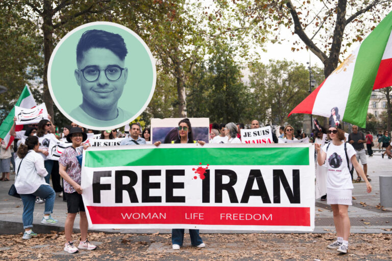 Junge Damen stehen in einem Park und halten ein Transparent hoch: es handelt sich um eine Demonstration zur Unterstützung der Proteste im Iran