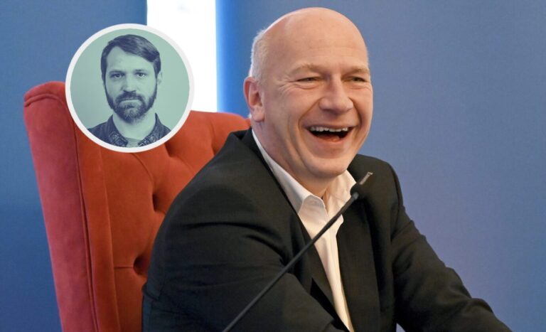 Der Regierende Bürgermeister Kai Wegner (CDU) sitzt auf einem roten Sessel und lacht. Im Rahmen der 35. Berliner Märchentage liest er Kindern im Roten Rathaus Märchen vor und beantwortet ihnen Fragen. Frech isser.