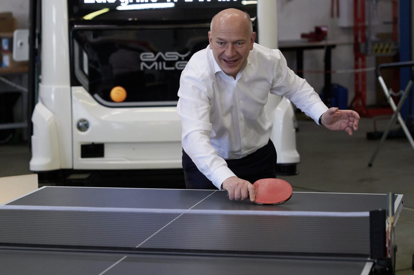 Berlins Regierender Bürgermeister Wegner bei seiner Lieblingsbeschäftigung: Schläger halten und die Öffentlichkeit belügen. Foto: picture alliance / Jörg Carstensen | Joerg Carstensen
