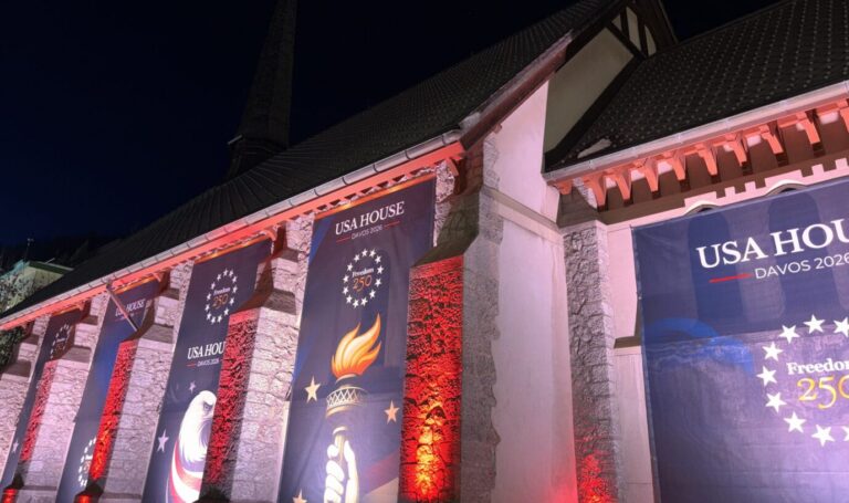 Das mit Weißkopfseeadler-Bannern geschmückte „House of America“- Trump wird erwartet