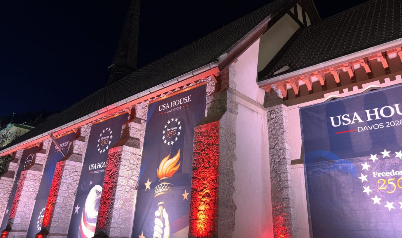 Das mit Weißkopfseeadler-Bannern geschmückte „House of America“- Trump wird erwartet