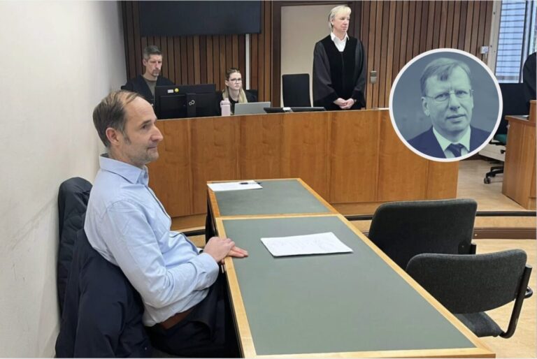 An einem Tisch sitzt Philipp Ruch, Leiter des linksradikalen „Zentrums für Politische Schönheit“, im Berliner Gerichtssaal – er mußte sich wegen Urkundenfälschung verantworten, einer Täuschung