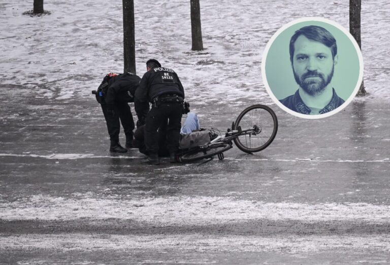 Polizisten in Berlin helfen einem Fahrradfahrer: Winterdienst weitgehend eingestellt. Foto: picture alliance/dpa | Britta Pedersen Streusalz gesucht.