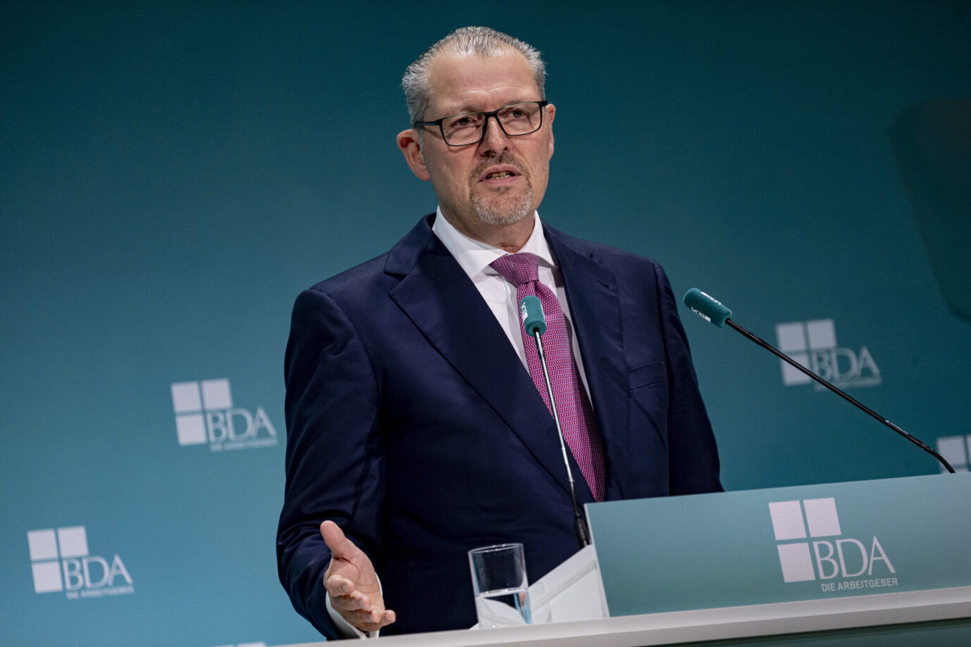 Rainer Dulger, Arbeitgeberpräsident, spricht beim Arbeitgebertag 2025. Er lehnt die Steuer-Pläne der SPD ab.