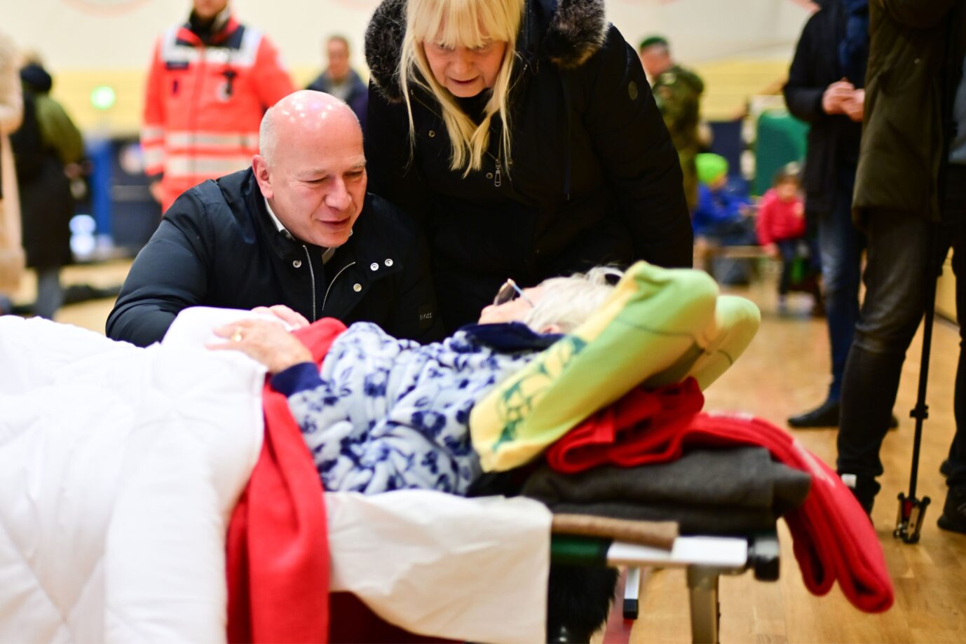 Beschreibung Kai Wegner (CDU), Regierender Bürgermeister von Berlin, und Iris Spranger (SPD), Berliner Senatorin für Inneres und Sport, sprechen während eines Stromausfalls im Südwesten Berlins in einer Notunterkunft mit der 97-jährigen Ingeborg aus Lichtenfelde. Zehntausende Menschen im Südwesten der Hauptstadt haben keinen Strom. Und das Ganze wird wohl noch tagelang andauern. Tatverdächtig ist die selbsternannte Vulkangruppe.