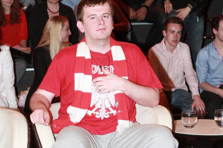 Das Bild zeigt den Komiker Marek Fis. Er hat Schwierigkeiten im Kulturbetrieb, seit er sich bekannt hat, die AfD zu wählen.