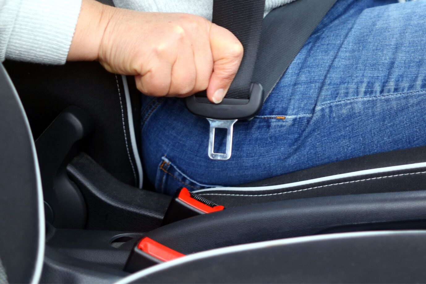 Das Bild zeigt einen Sicherheitsgurt in einem Auto.