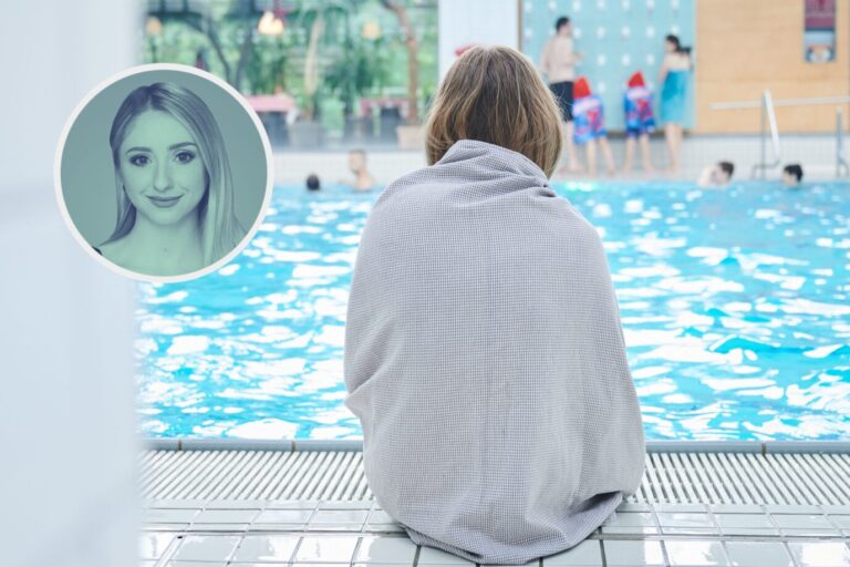 Das Symbolbild zeigt ein deutsches Mädchen am Rand eines Schwimmbeckens.