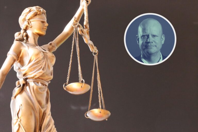 Das Bild zeigt eine Justitia und fungiert als Symbolbild für einen Text über Demokratie, Rechtsstaatlichkeit und Gewaltenteilung.