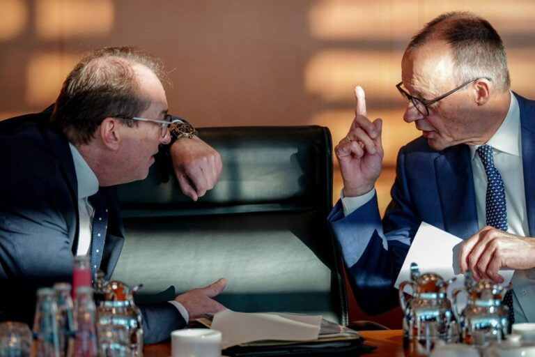 Das Bild zeigt Bundesinnenminister Alexander Dobrindt von der CSU und Bundeskanzler Friedrich Merz von der CDU. Am aktuellen Asylstreit mit den Grünen zeigt sich die Schwäche der Bundesregierung. Asylverfahren aus Herkunftsländern, die als Urlaubsparadiese gelten, empfinden Kritiker als unangebracht.