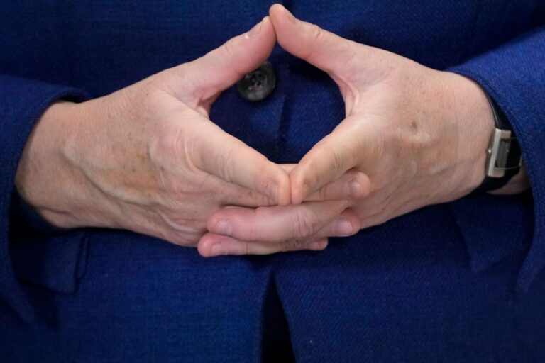 Das Bild zeigt die Hände von Angela Merkel. Es ist ein Symbolbild für einen Text über Migration, die Flüchtlingskrise, das Asylsystem und den Kontrollverlust ab 2015.