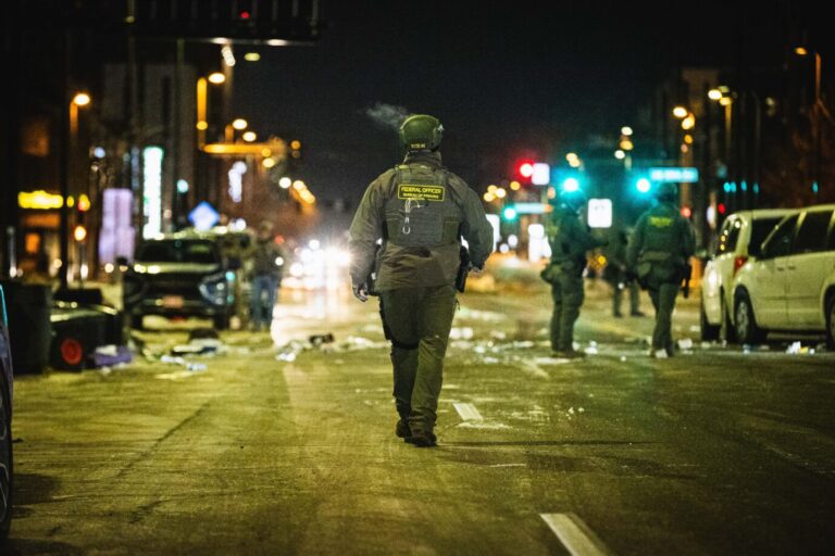 ICE-Agenten in Minneapolis am Wochenende der tödlichen Schüsse auf Alex Pretti: Gewalt ist keine Ordnung. Foto: picture alliance / ZUMAPRESS.com | Dave Decker