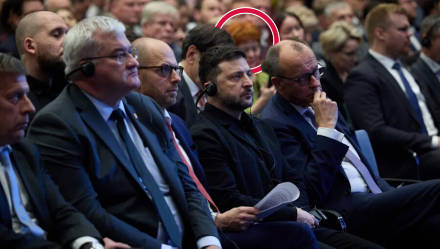 Das Bild zeigt unter anderem dem deutschen Bundeskanzler Friedrich Merz von der CDU und den ukrainischen Präsidenten Wolodymyr Selenskyj bei einer Veranstaltung. Im Hintergrund ist Ilona W. zu sehen. Ihr wird vorgeworfen, für Moskau spioniert zu haben.