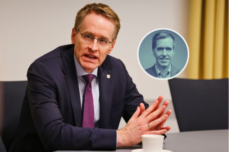 Ein Mann im dunklen Anzug sitzt an einem Tisch und spricht mit gefalteten Händen. Der schleswig-holsteinische Ministerpräsident Daniel Günther nach seinem umstrittenen Auftritt im ZDF, in dem er freie Medien als Problem für die Demokratie darstellt. Daniel Günther: Der Ministerpräsident greift „bestimmte Medien“ an und relativiert damit die Pressefreiheit. Foto: picture alliance/dpa | Frank Molter