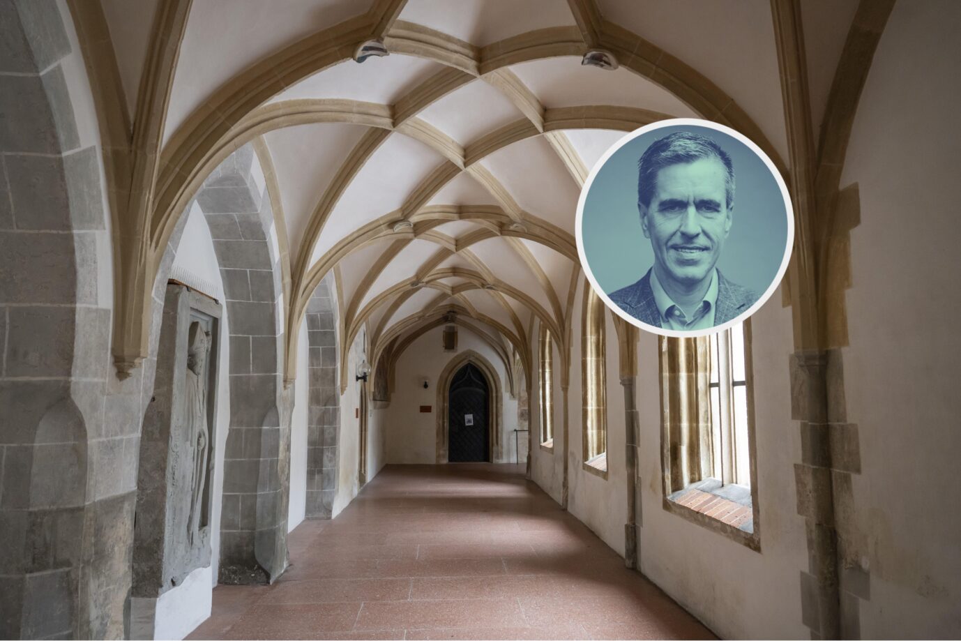 ewölbter Kreuzgang mit Spitzbögen und Maßwerkfenstern, Blick durch einen langen, steinernen Gang mit hellem Boden und einfallendem Tageslicht – Kreuzgang des Klosters Blaubeuren auf der Schwäbischen Alb in Baden-Württemberg, Deutschland. Kreuzgang im Kloster Blaubeuren: Ohne digitale Endgeräte reflektieren. Foto: picture alliance / imageBROKER | Olaf Krüger