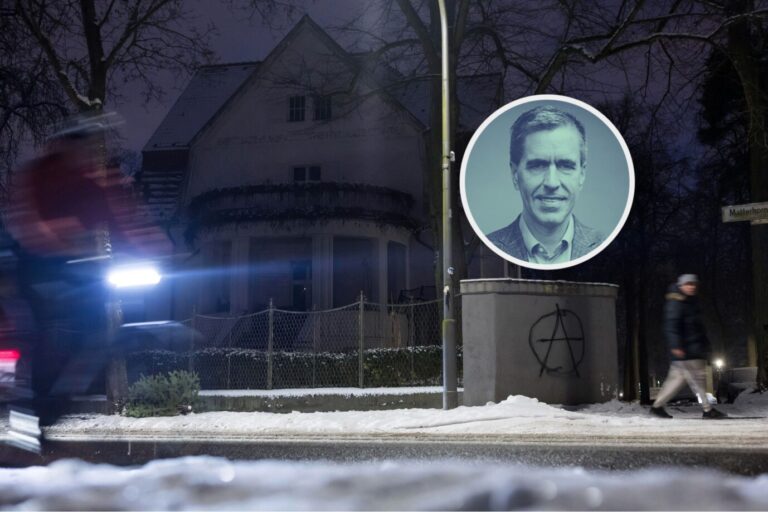 Vor einer dunklen Villa steht eine Wand mit Anarchie-Symbol während des großflächigen Stromausfalls im Bezirk Steglitz-Zehlendorf, Berlin, 06.01.2026 Stromausfall in Berlin-Zehlendorf nach dem linksextremen Anschlag: Wut wächst von Tag zu Tag. Foto: picture alliance / PIC ONE | Ben Kriemann