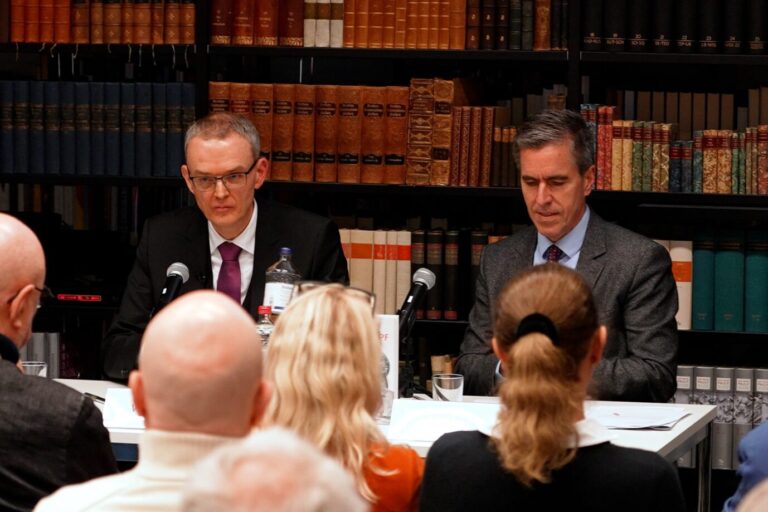 Politikwissenschaftler Martin Wagener (l.) und JF-Chefredakteur Dieter Stein in der Bibliothek des Konservatismus. (Themenbild)