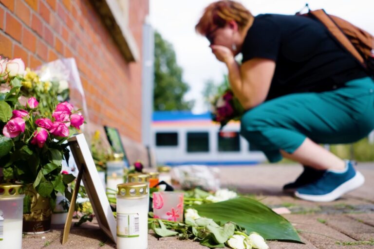 Die Mutter von Liana K. am Bahnhof Friedland, dem Ort der Tat