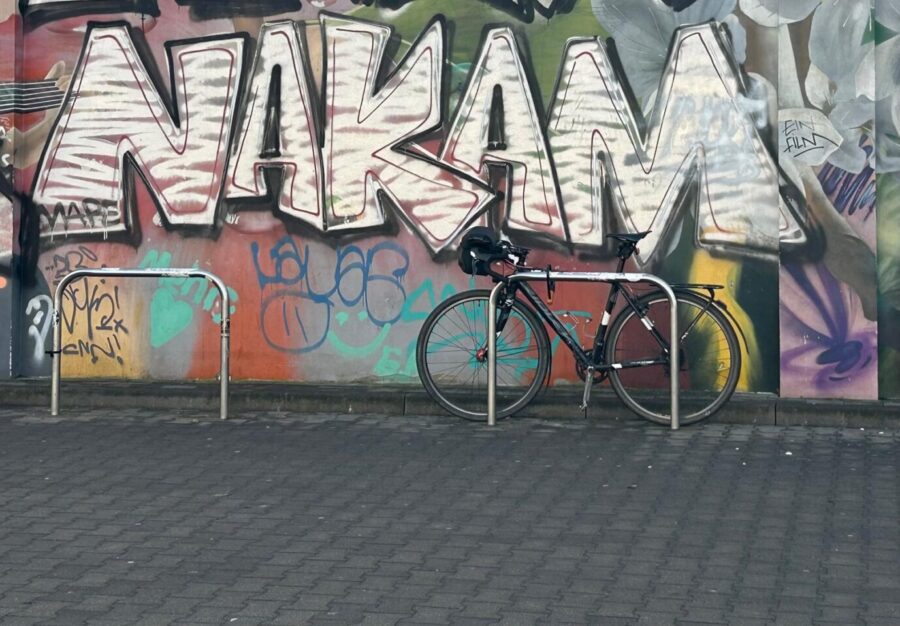 Das Bild zeigt ein linksextremes Graffiti in Connewitz.